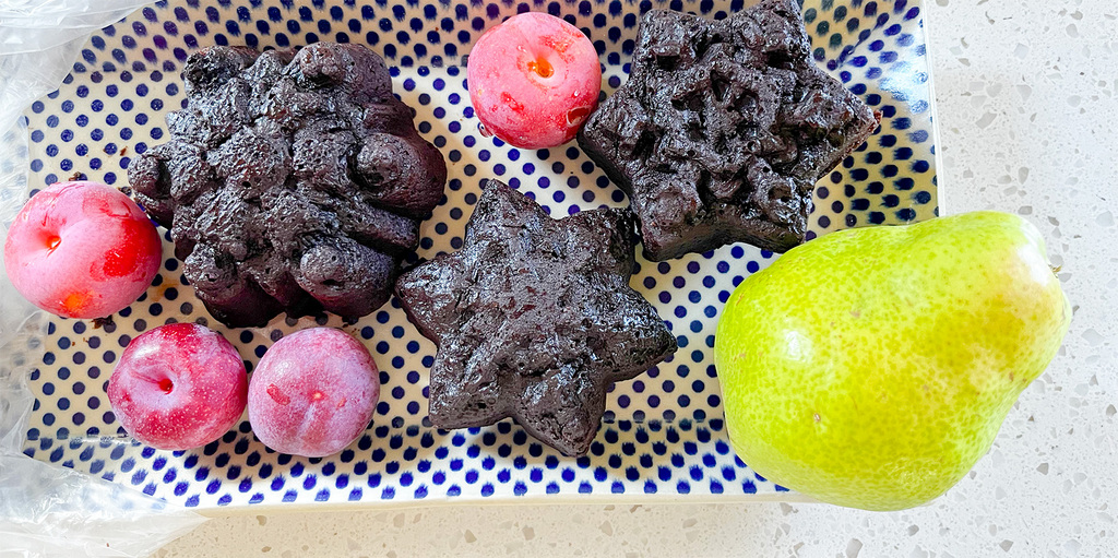 Flourless chocolate cakes with fresh fruit